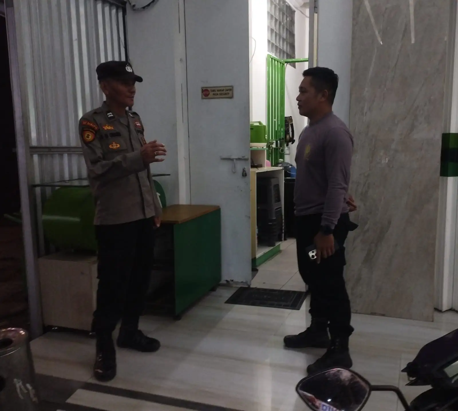 Jaga Denyut Keamanan Langowan, Personel Polsek Gelar Patroli Dialogis Hingga Larut Malam